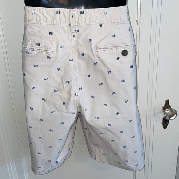 Aeropostale off white flat front cotton shorts with a wave print - Picture 5 of 8